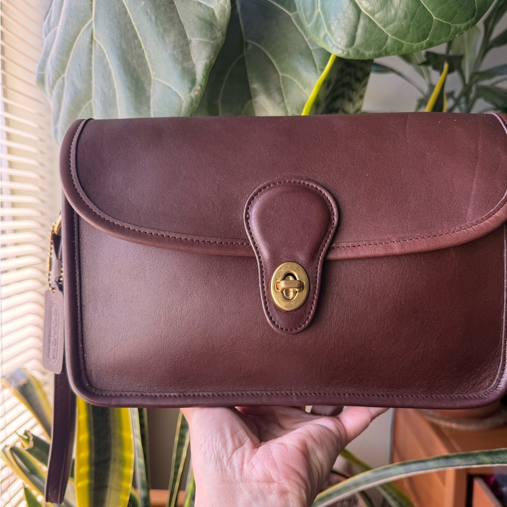 SOLD.     Vintage Coach 1995 Mahogany Men’s Turnlock Clutch 9971